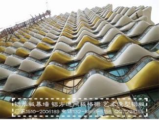 某小区弧形阳台飘窗。