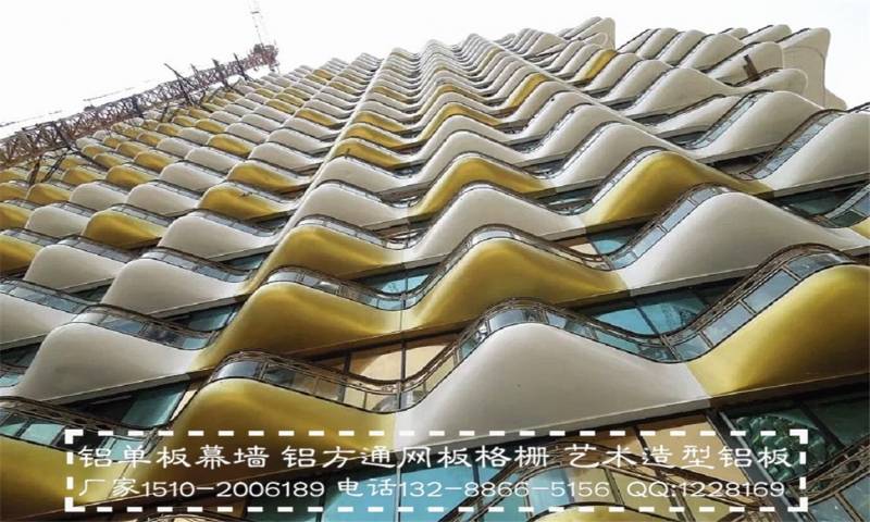 某小区弧形阳台飘窗。