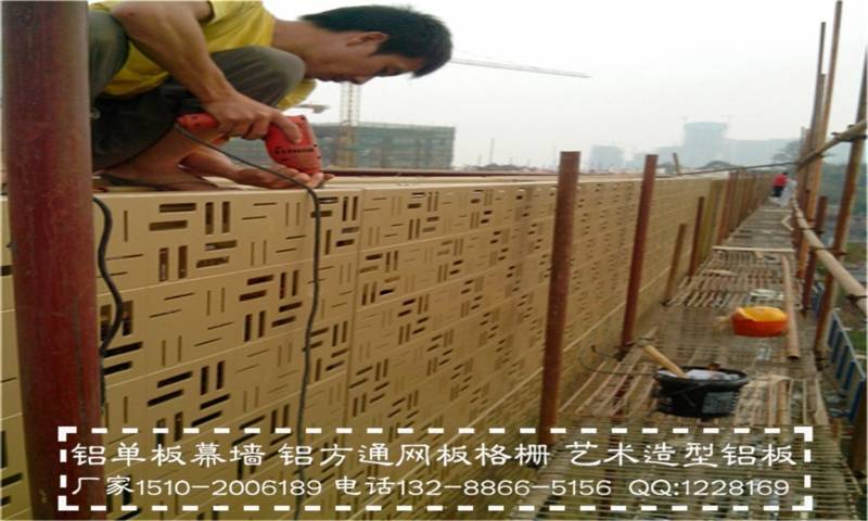金属护墙板施工现场