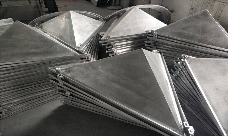 上海通用汽车售后服务部-木纹三角造型吊顶