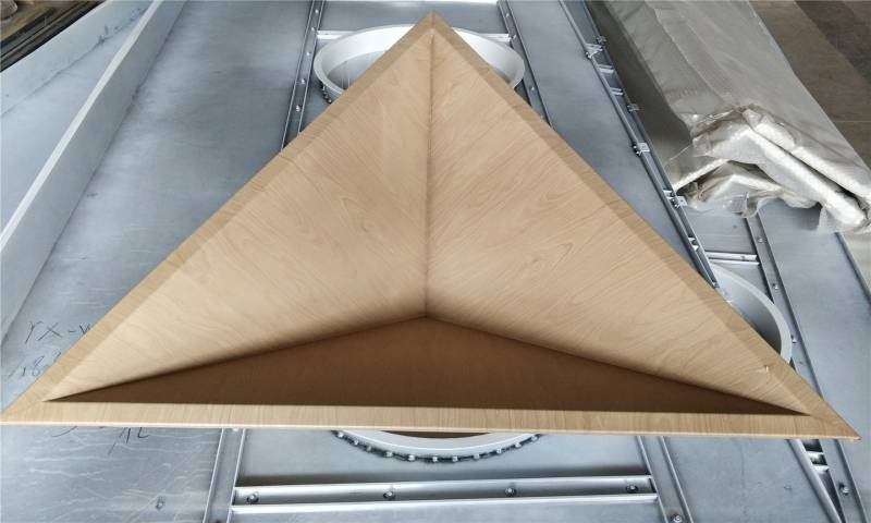 上海通用汽车售后服务部-木纹三角造型吊顶