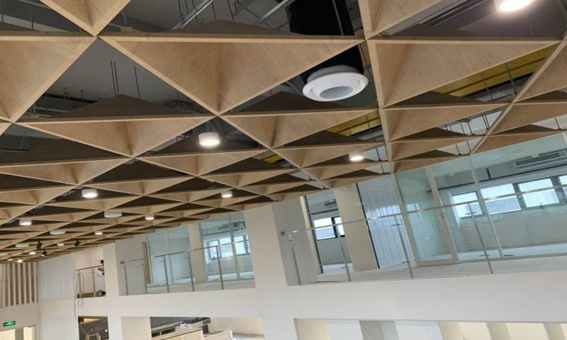 上海通用汽车售后服务部-木纹三角造型吊顶