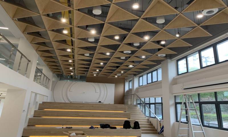 上海通用汽车售后服务部-木纹三角造型吊顶