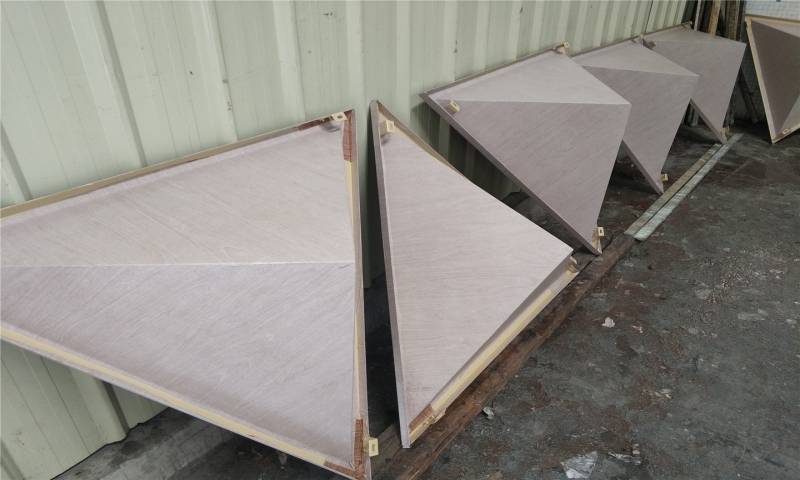 上海通用汽车售后服务部-木纹三角造型吊顶