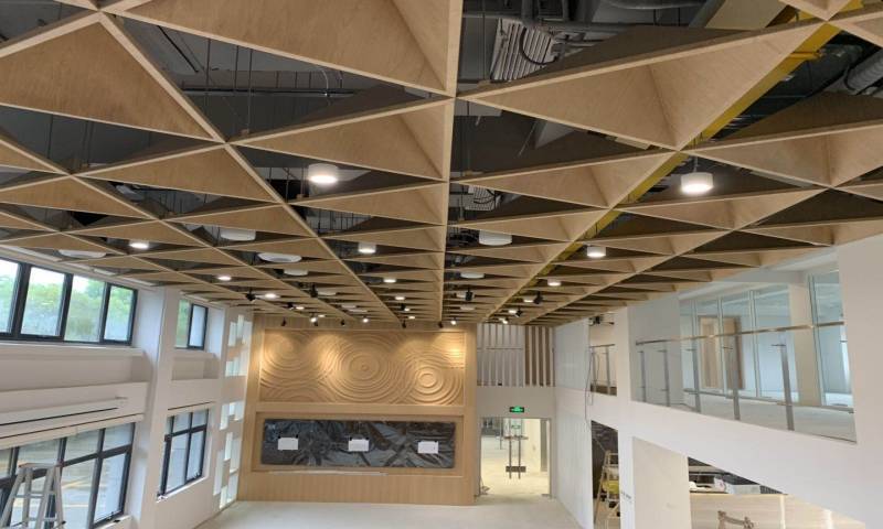 上海通用汽车售后服务部-木纹三角造型吊顶