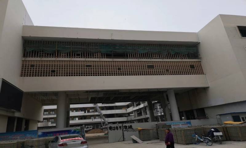 淮安图书馆-铝单板墙面、廊桥过道格栅窗花安装