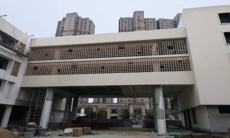 淮安图书馆-铝单板墙面、廊桥过道格栅窗花安装