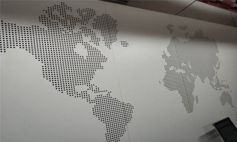 地图冲孔板背景墙