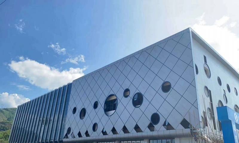 斜排方板窗洞幕墙