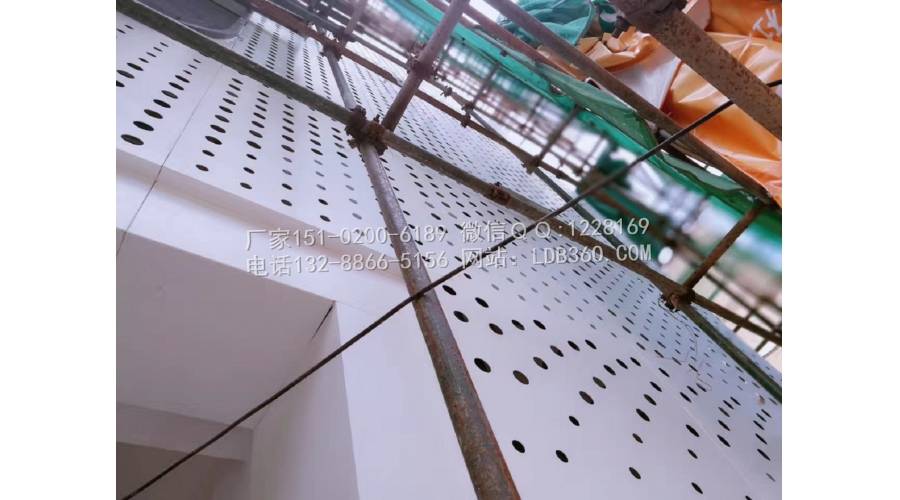Punching plate for metal exterior wall