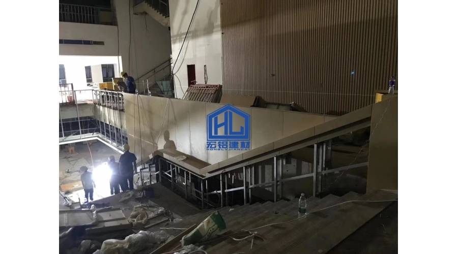 淮安图书馆-铝单板墙面、廊桥过道格栅窗花安装