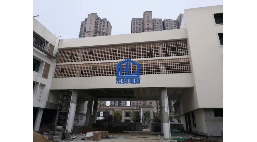 淮安图书馆-铝单板墙面、廊桥过道格栅窗花安装
